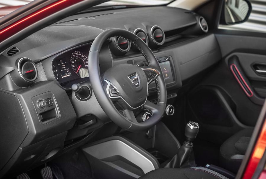 Интерьер Dacia Duster Charisma 2019 года  (фото 10 из 14)